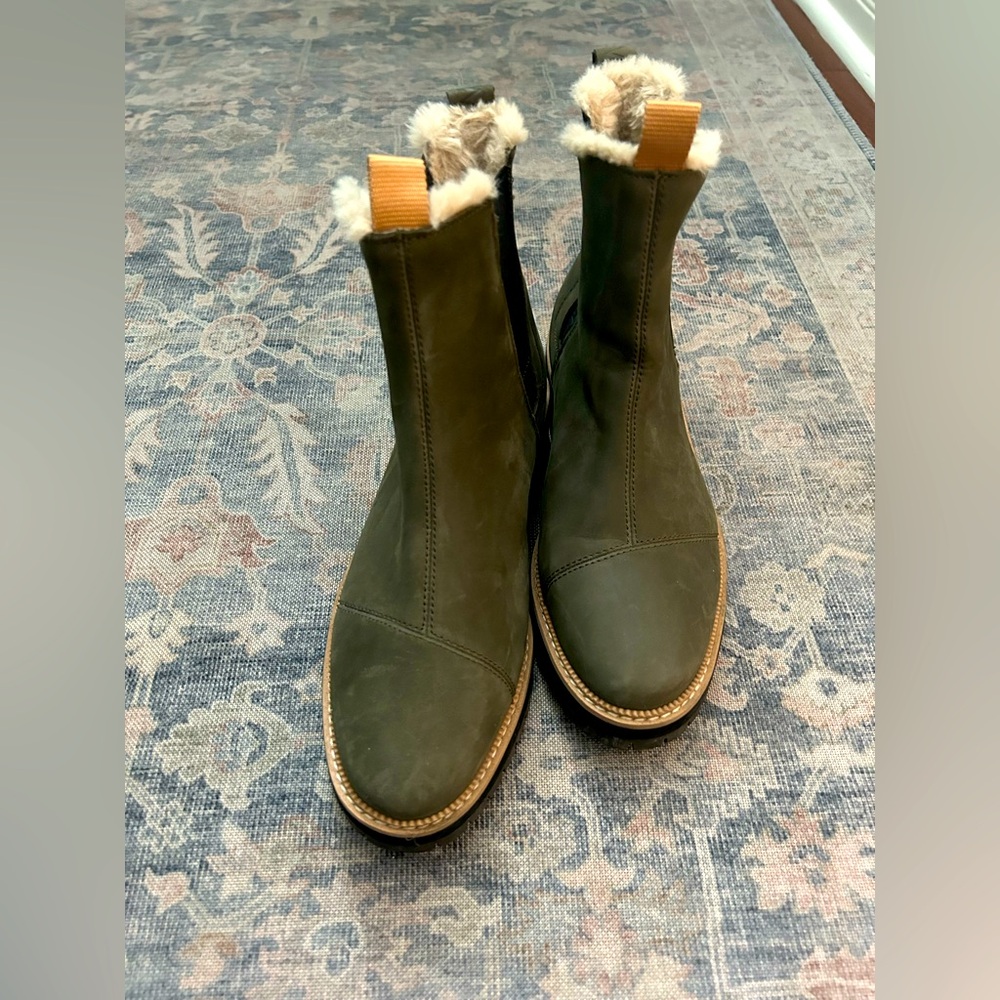 Tom’s Dakota winter Chelsea boot size 9.5